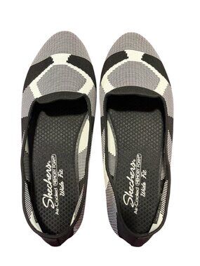 SKECHERS 8.5 WIDE BLACK & WHITE DESIGN FLATS